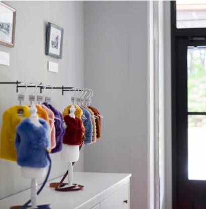 店内にディスプレイされたvesticaneのカラフルな犬用ファーアイテム