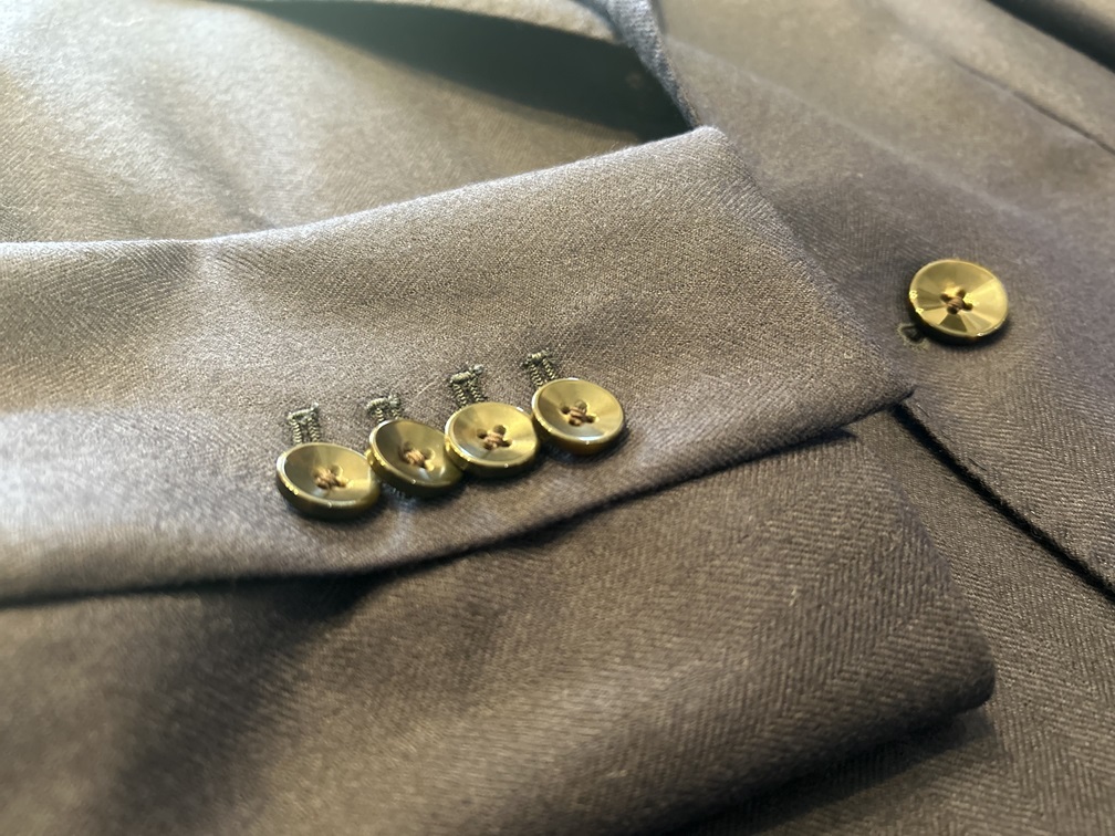 イタリアメンズジャケットの袖口ボタン配置ディテール