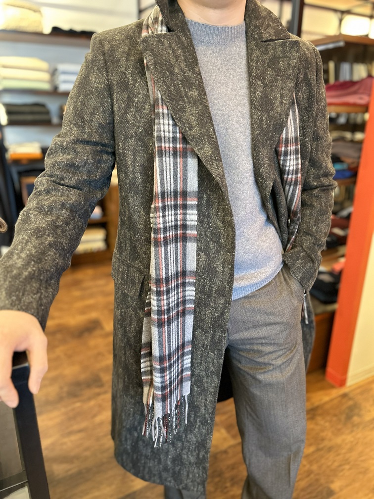 コートに合わせたカシミヤマフラーの垂らし巻き