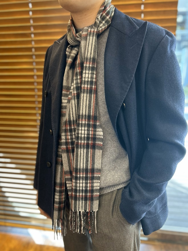 ダブルジャケットに合わせたカシミヤマフラーの垂らし結び