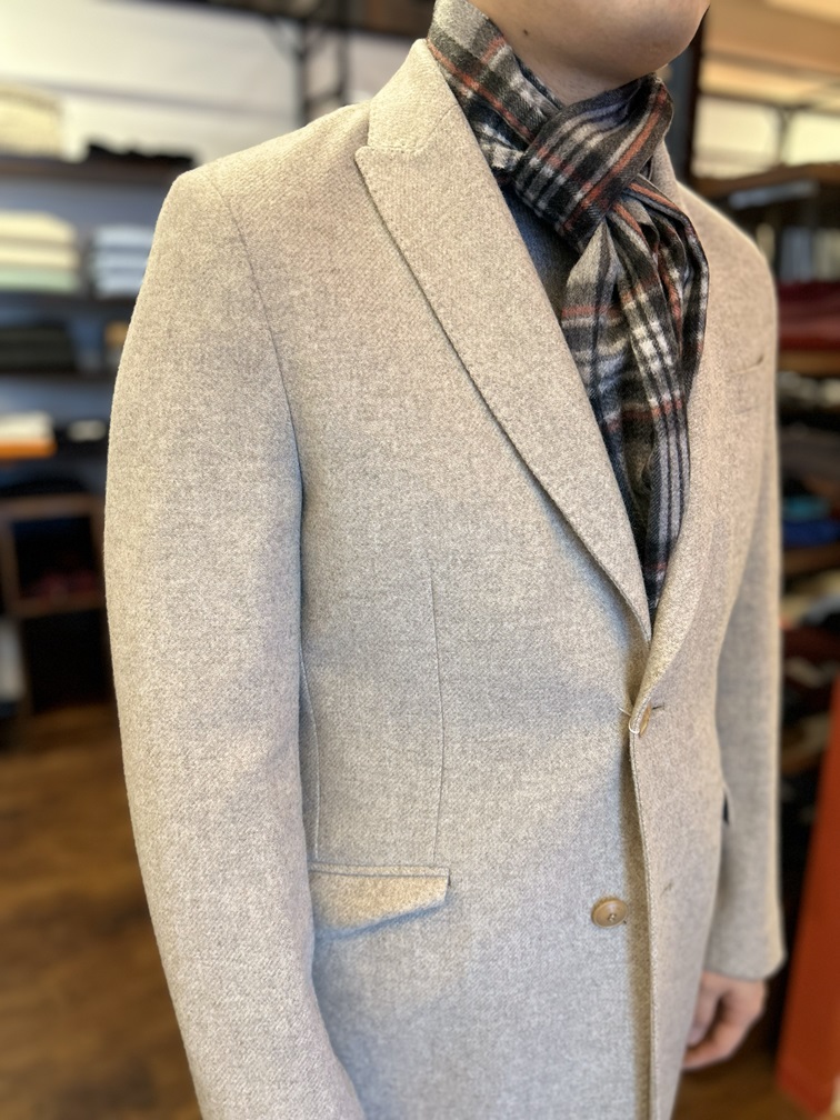 薄手カシミヤマフラーをワンループで締めたジャケットスタイル