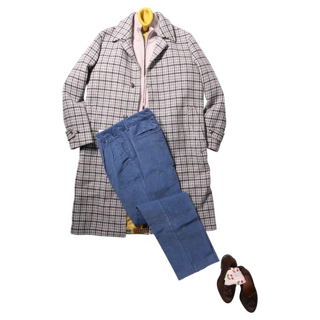 ETROのコートにニットベストとタートルネックを重ね、コーデュロイパンツとタッセルローファーでまとめた冬のレイヤードスタイル