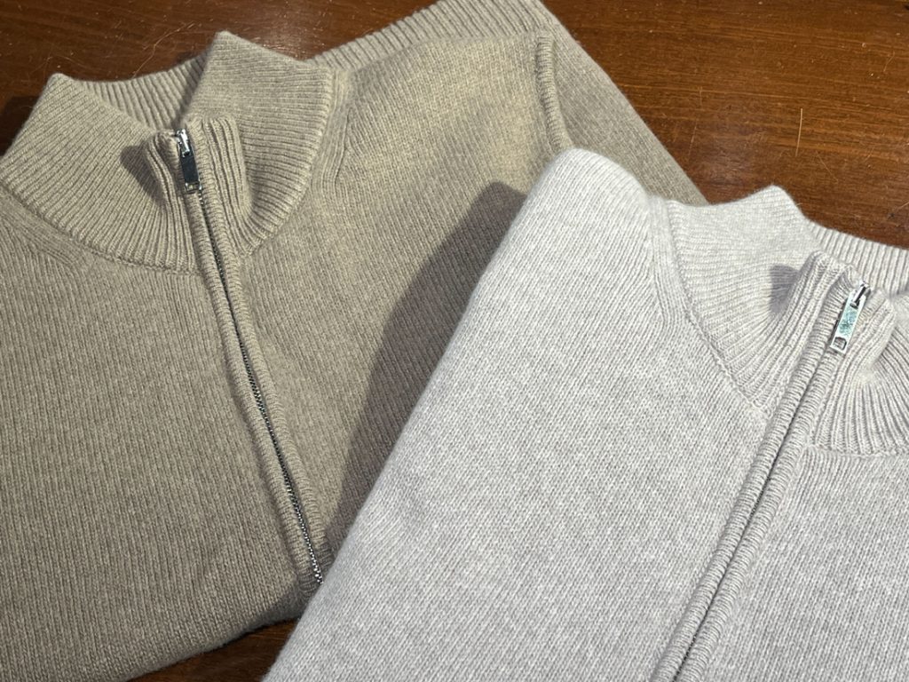 起毛感が美しいグレージュとベージュのニットベスト