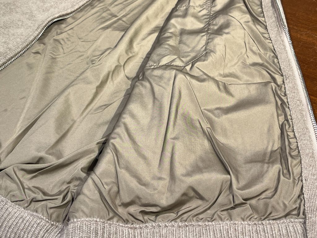 裏地付きで快適な着心地のニットベスト内側