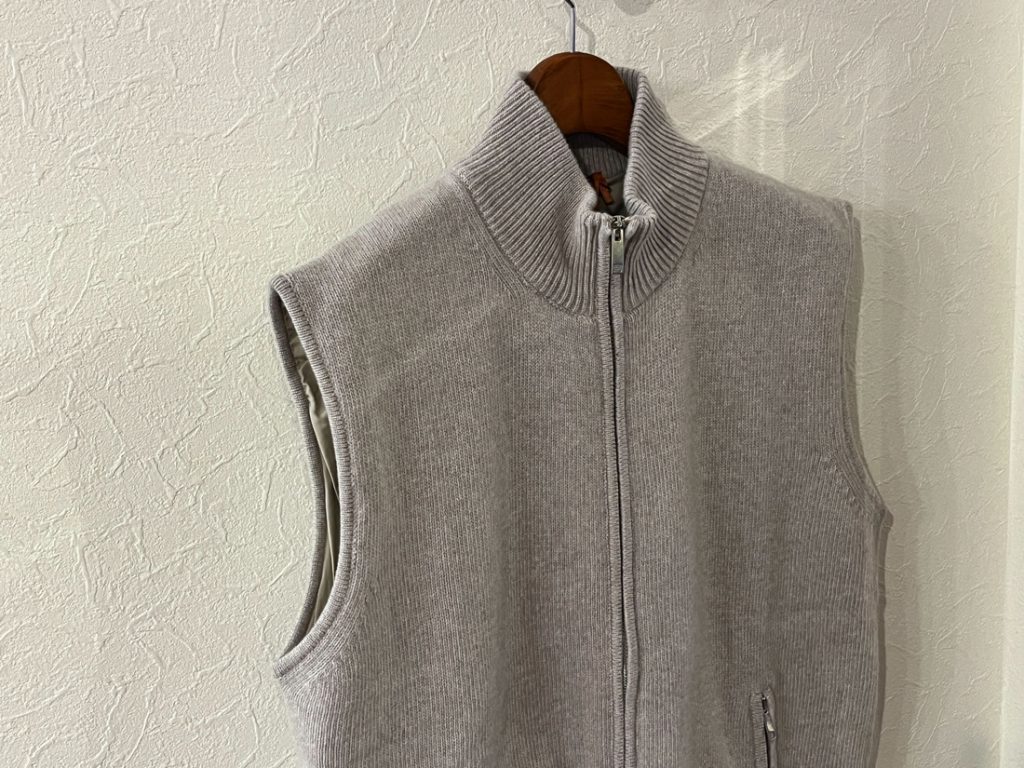 グレージュカラーのニットベスト正面