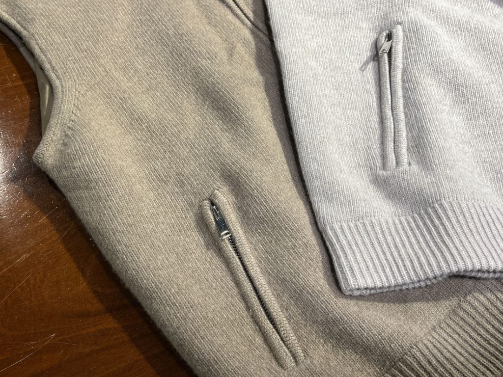 ジップ仕様が上品なニットベストのディテール