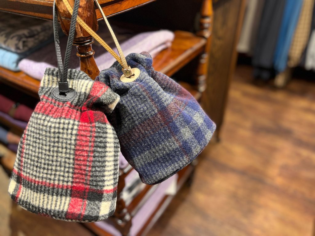 Felisiのチェック柄巾着バッグを2色並べたディスプレイカット