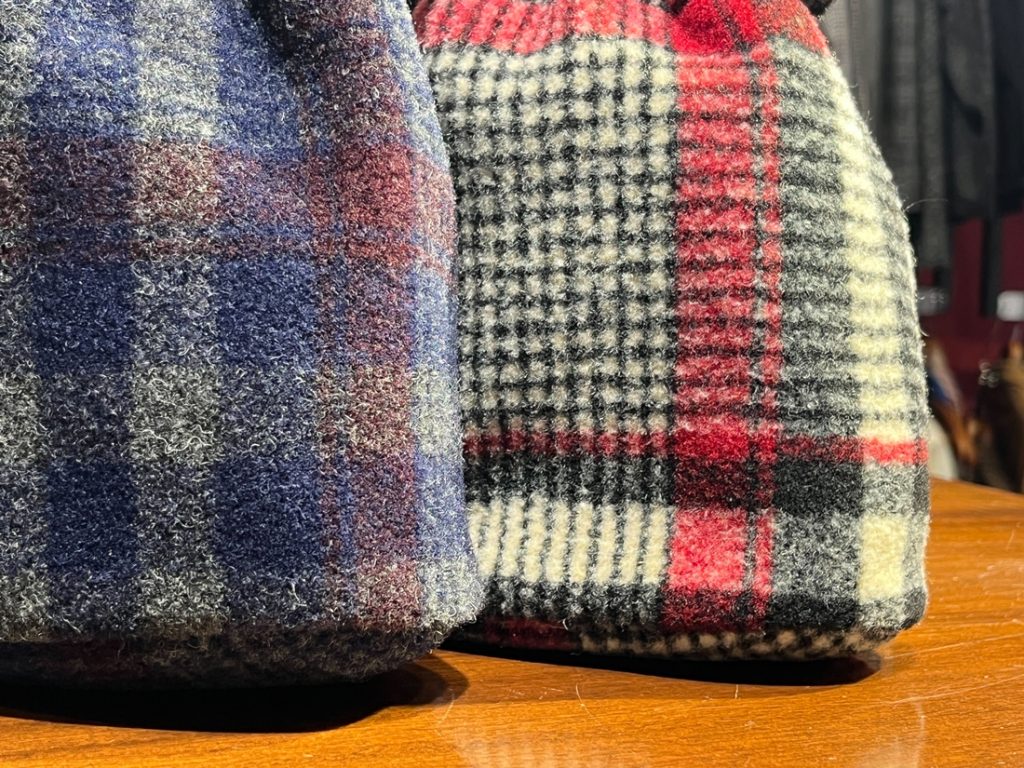 Felisiのネイビーチェックとレッドチェックの起毛感ある生地感