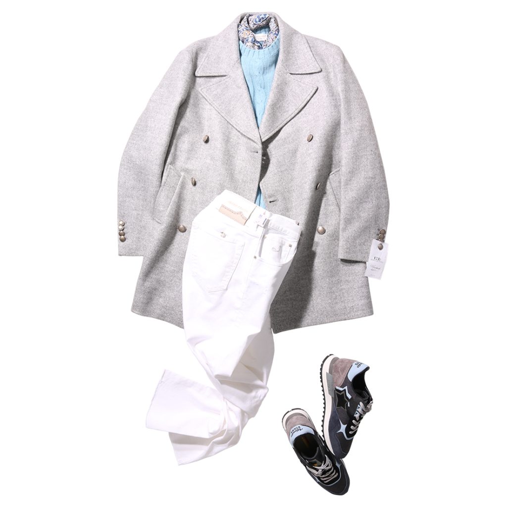 グレーのコートにブルーニットとホワイトパンツを合わせた大人の冬コーディネート