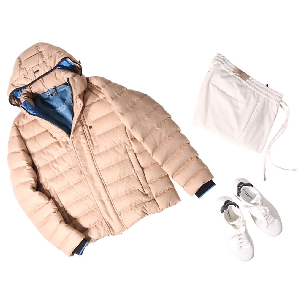 ベージュのダウンジャケットを主役にブルーニットと白パンツを合わせた冬の大人カジュアルコーディネート