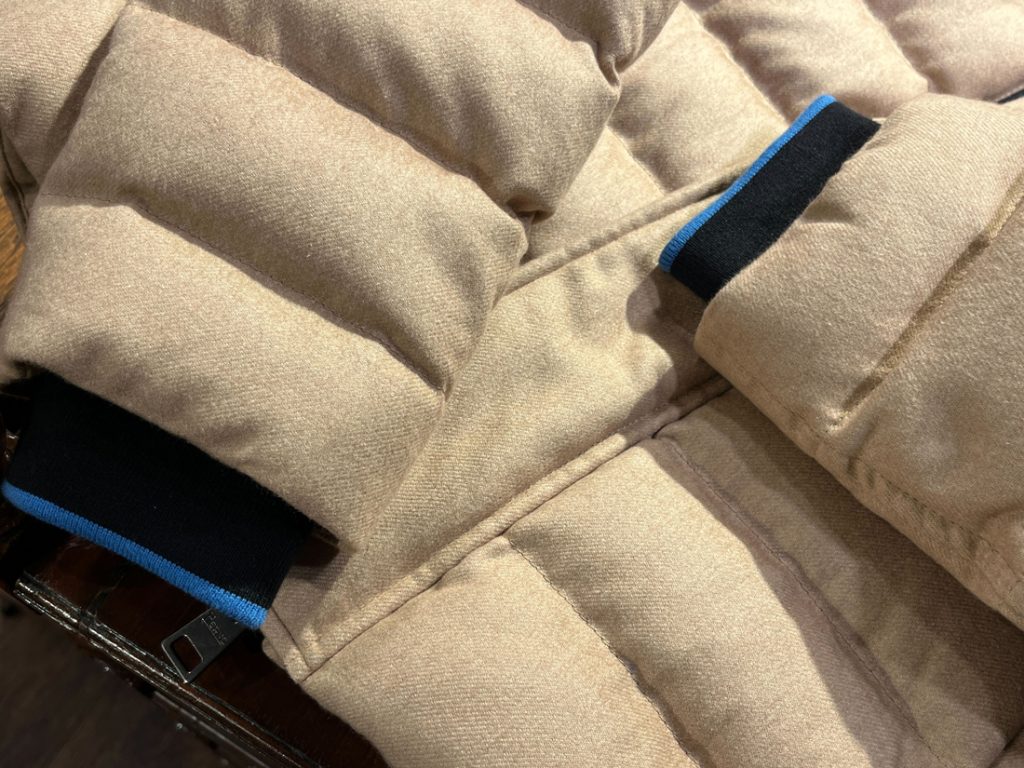 HERNO ダウンジャケットの袖口リブとブルーパイピングのアクセント