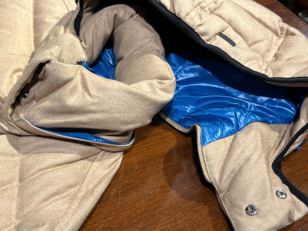 HERNO ダウンジャケットの立体フードと襟周りディテール