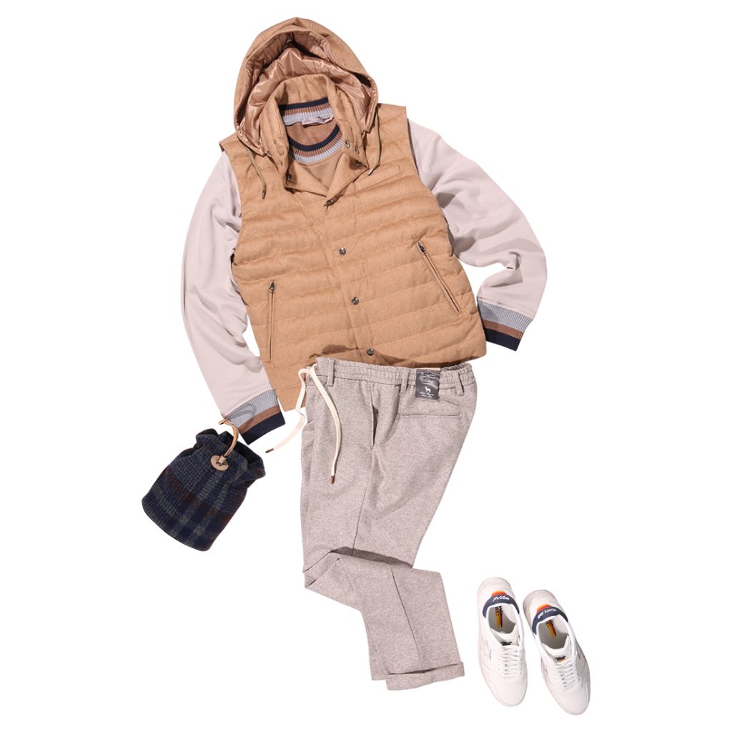 HERNOのダウンベストとトレーナーの重ね着に、リラックス感のあるパンツとスニーカーを合わせた秋冬のカジュアルコーディネート