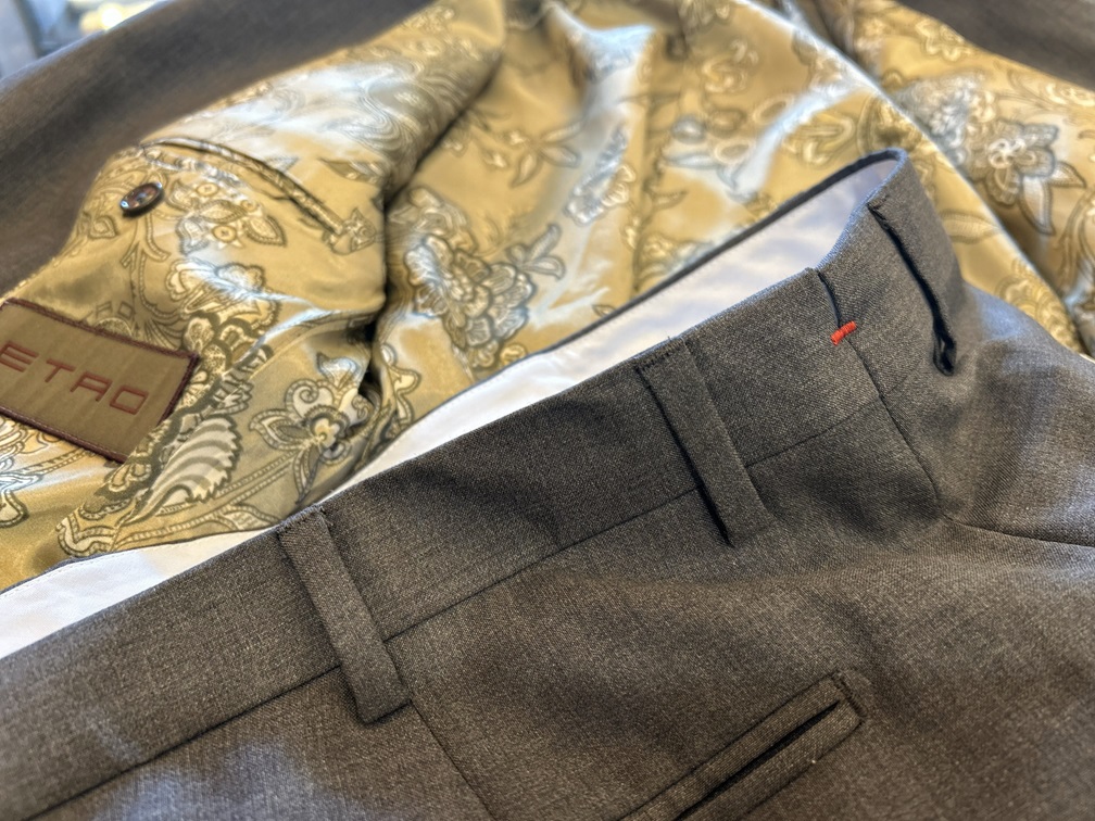 Vスリット入りイタリアパンツのウエスト構造と仕立て 画像3 italian-tailored-pants-back-waist.jpg テーラード由来のVスリットが入ったイタリア製パンツ 画像4 italian-pants-v-slit-comfort.jpg 履き心地を高めるイタリアパンツのVスリット仕様