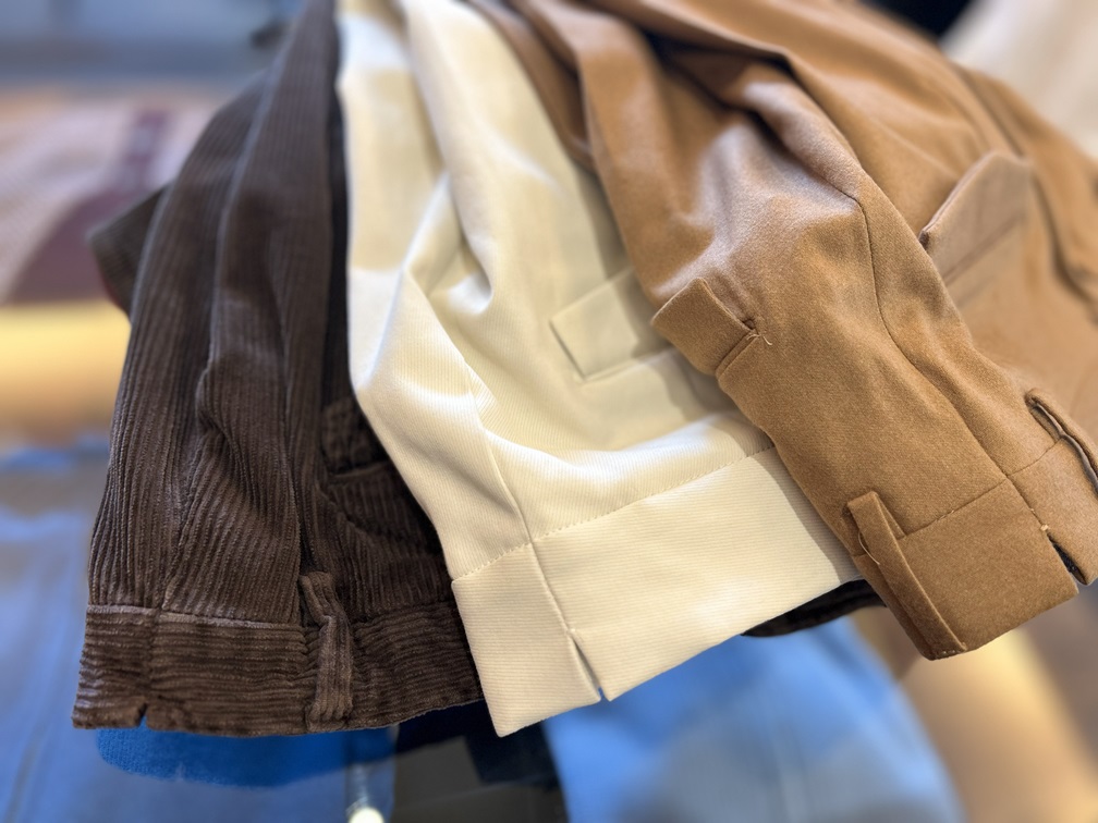 テーラード由来のVスリットが入ったイタリア製パンツ