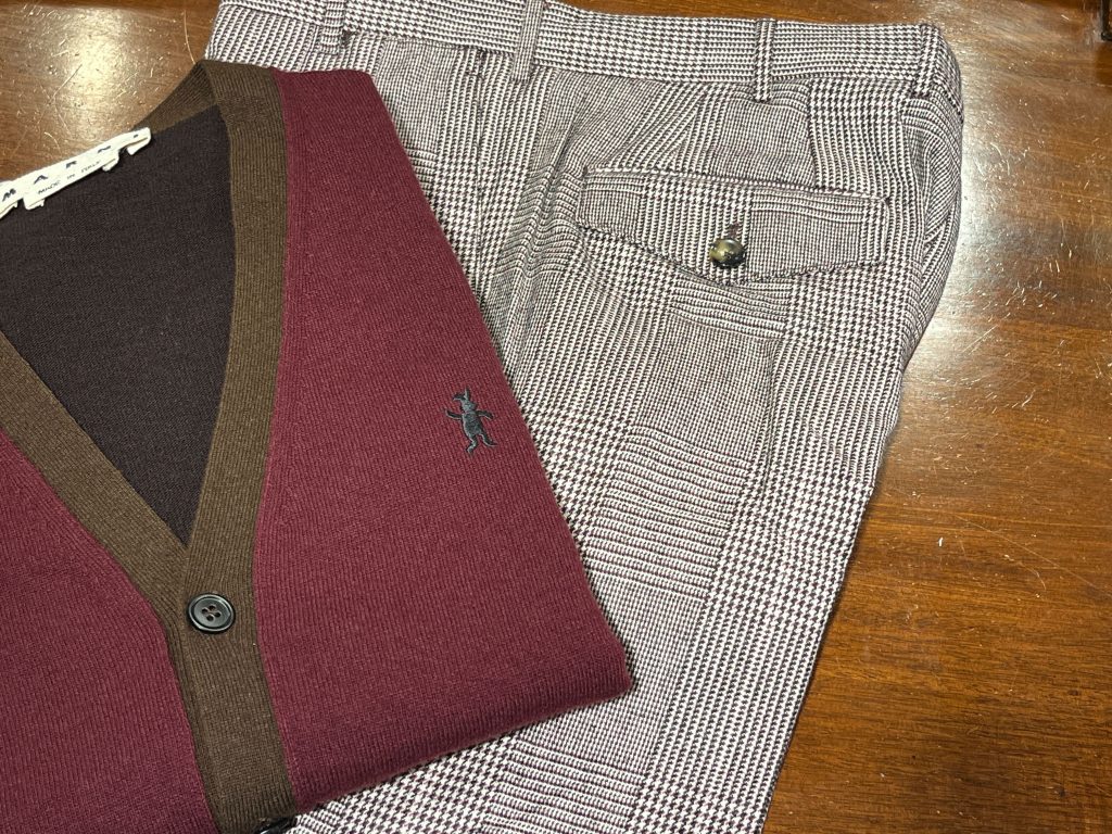 配色ニットカーディガンとグレンチェック柄パンツのスタイリング