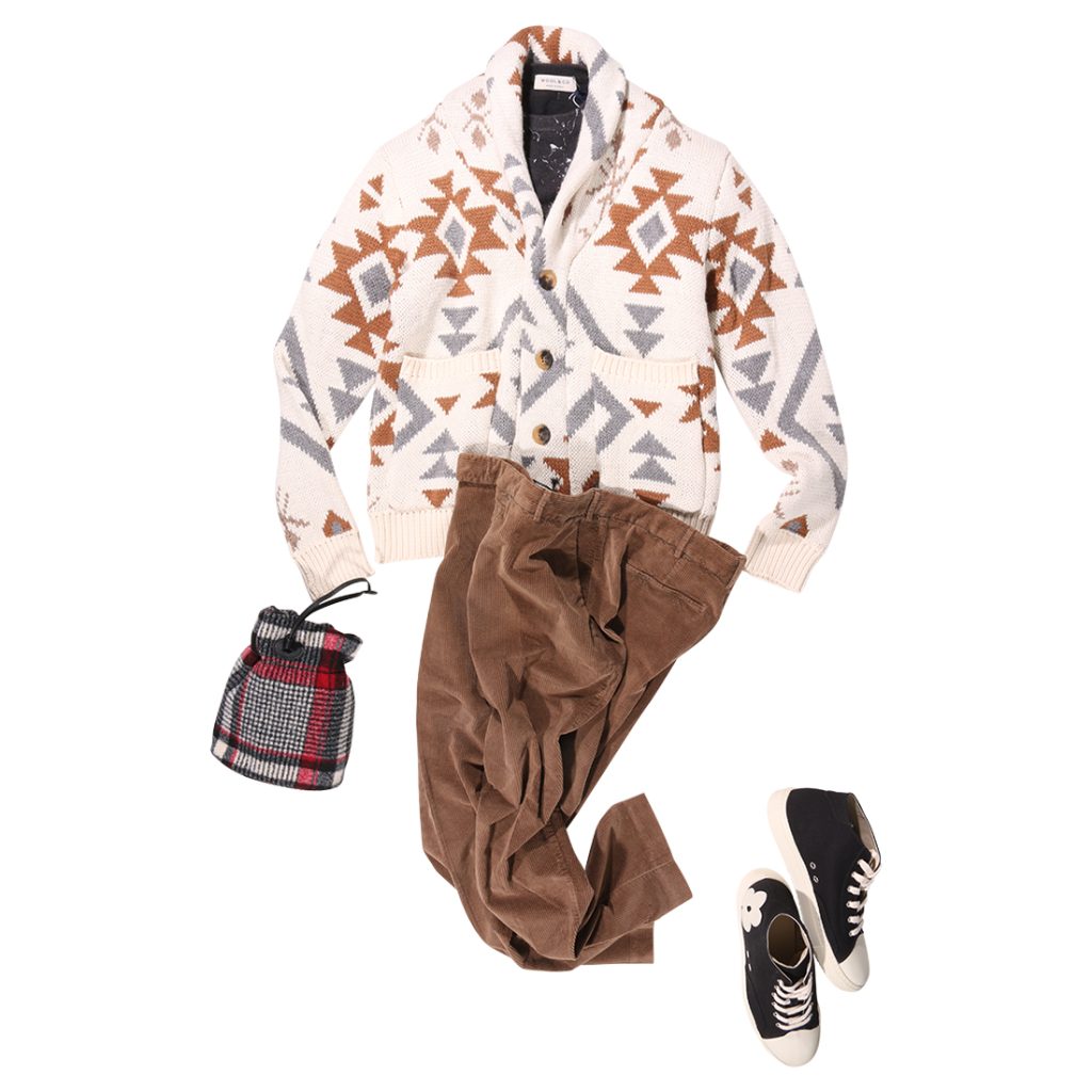 TOOCOのニットカーディガンを主役に、コーデュロイパンツとスニーカーを合わせた大人のカジュアルコーディネート
