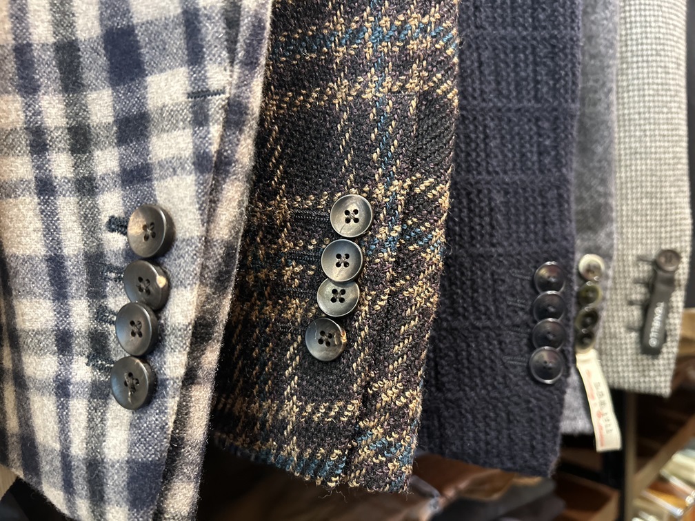 LARDINIジャケットの袖口ボタン位置ディテール