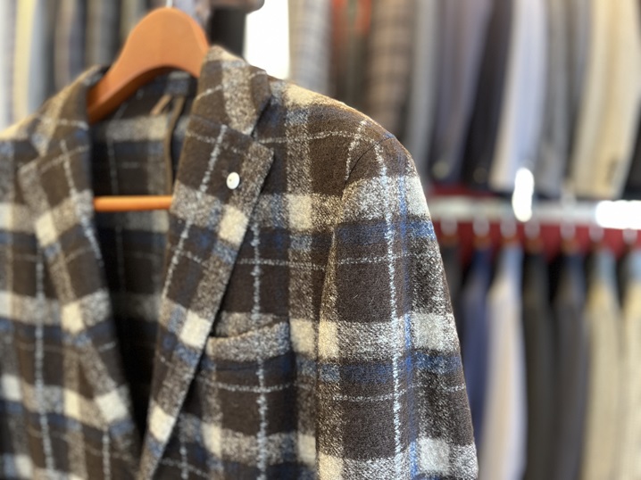 店舗で展示されたL.B.M.1911のタータンチェックジャケットのフロントビュー