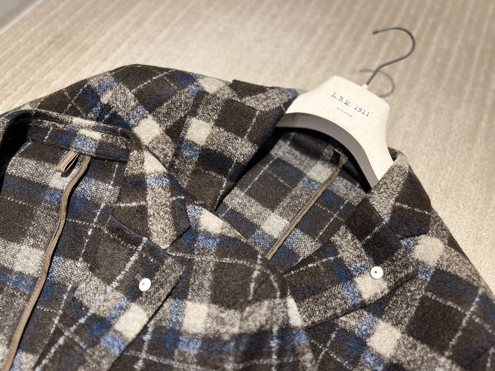 ハンガーにかけられたL.B.M.1911の起毛チェック柄ジャケットの首元デザイン