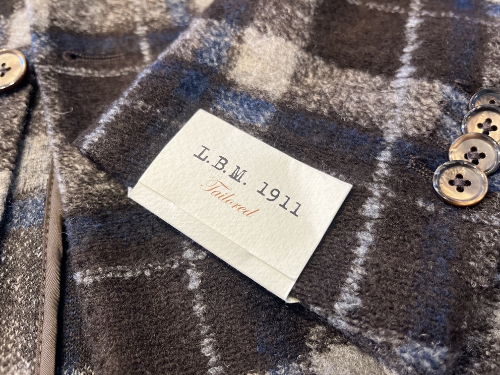 L.B.M.1911のタグが映えるタータンチェック柄ジャケットのディテール