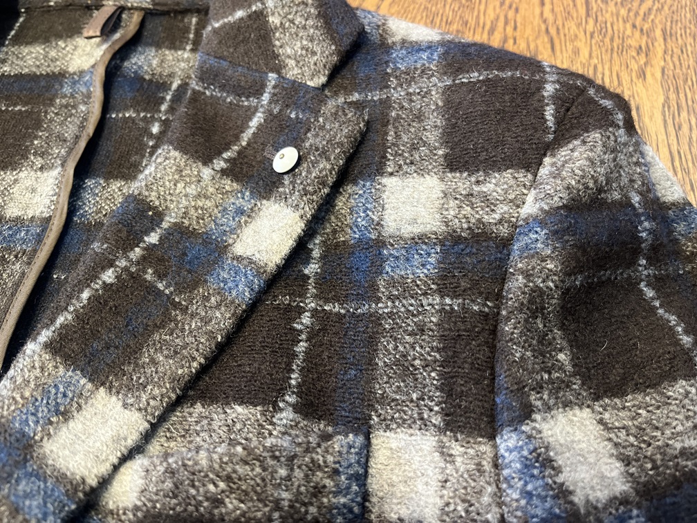 起毛ウール素材の風合いが感じられるL.B.M.1911チェックジャケットのアップショット