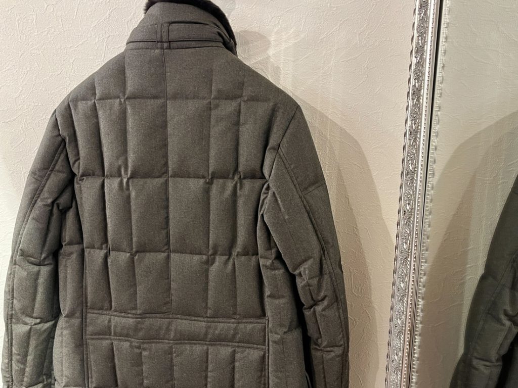 ムーレーのダウンコート背面シルエット全体像