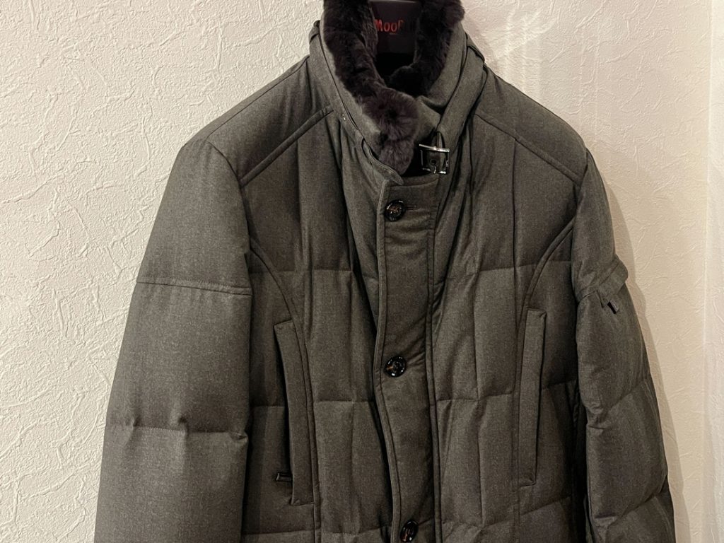 ムーレーのファー襟付きグレーダウンコート正面全体像