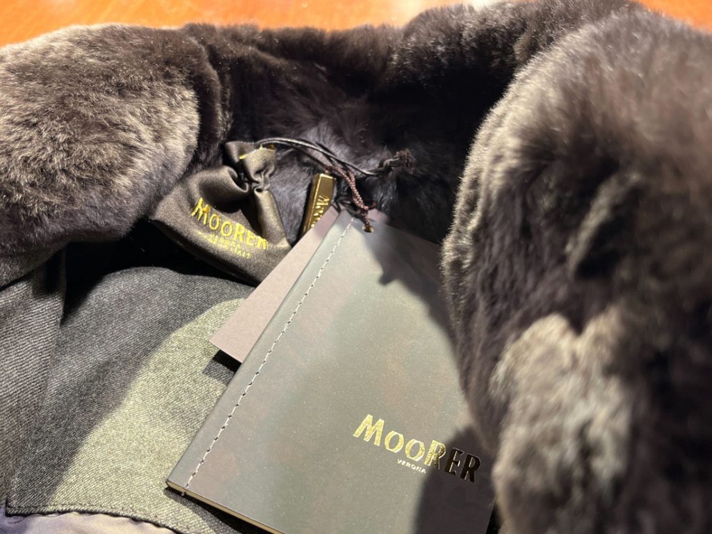 ムーレーのファー襟とブランドタグを写したディテール