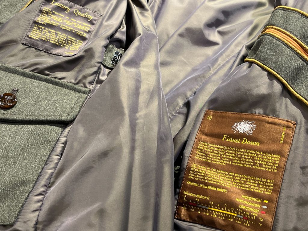ムーレーのダウンコート内側ライニングと品質表示ラベル