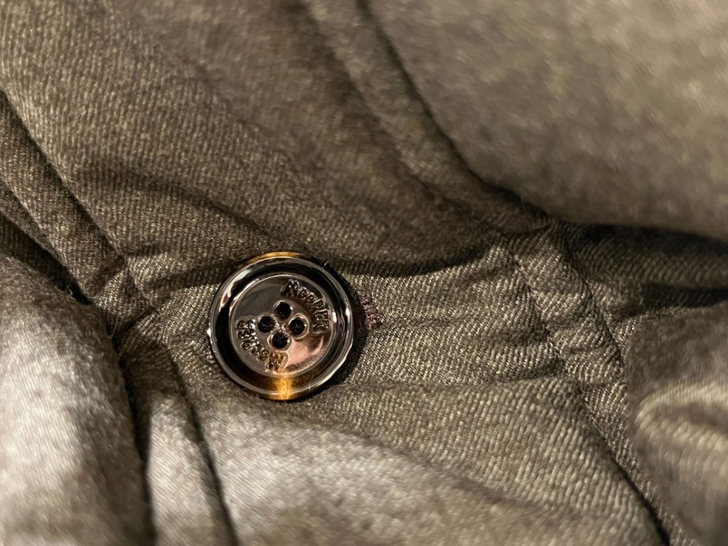 ムーレーのロゴ刻印入りボタンのクローズアップ