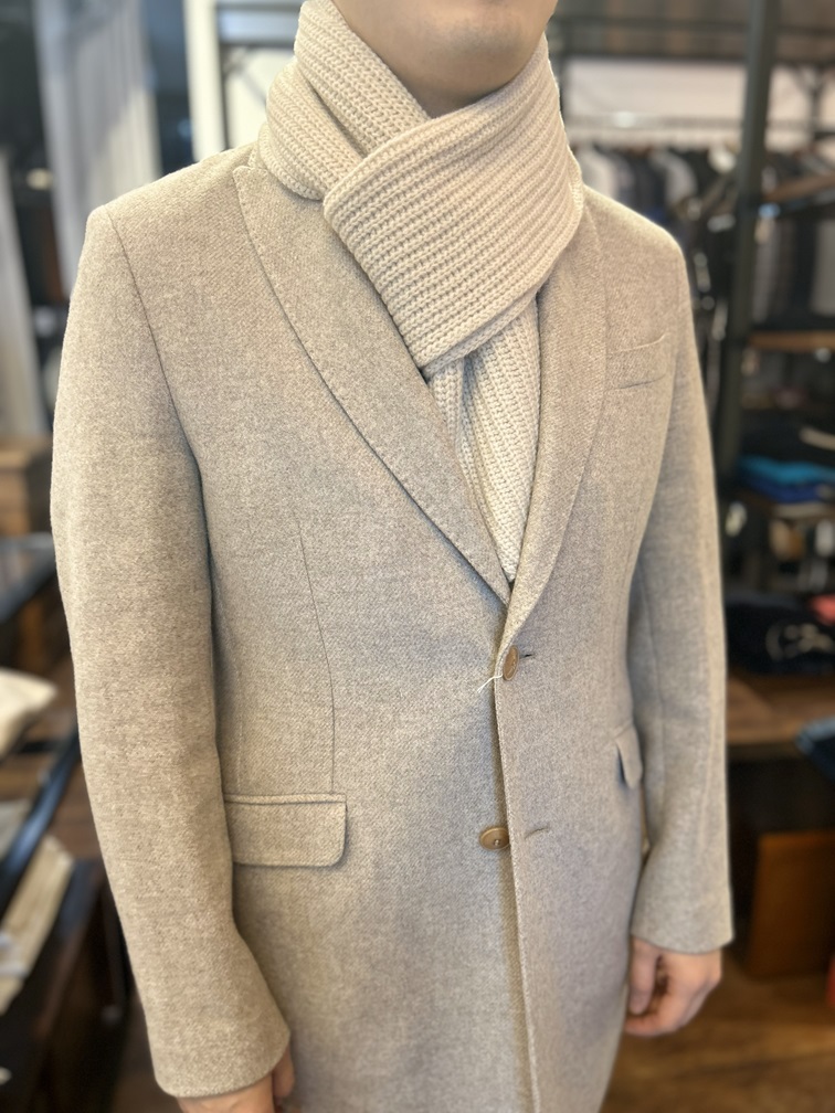 厚手ウールマフラーのループ巻きによる首元のボリューム感