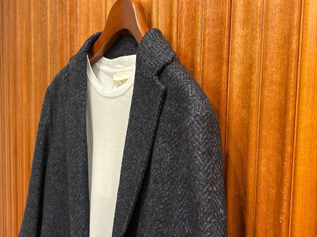 中川家 礼二さんが着用したダークネイビージャケットとホワイトカットソーのセットアップスタイル