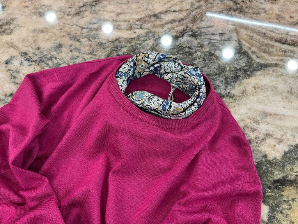 村上ショージさん着用のパープルのクルーネックニットとペイズリー柄スカーフのコーディネートスタイル