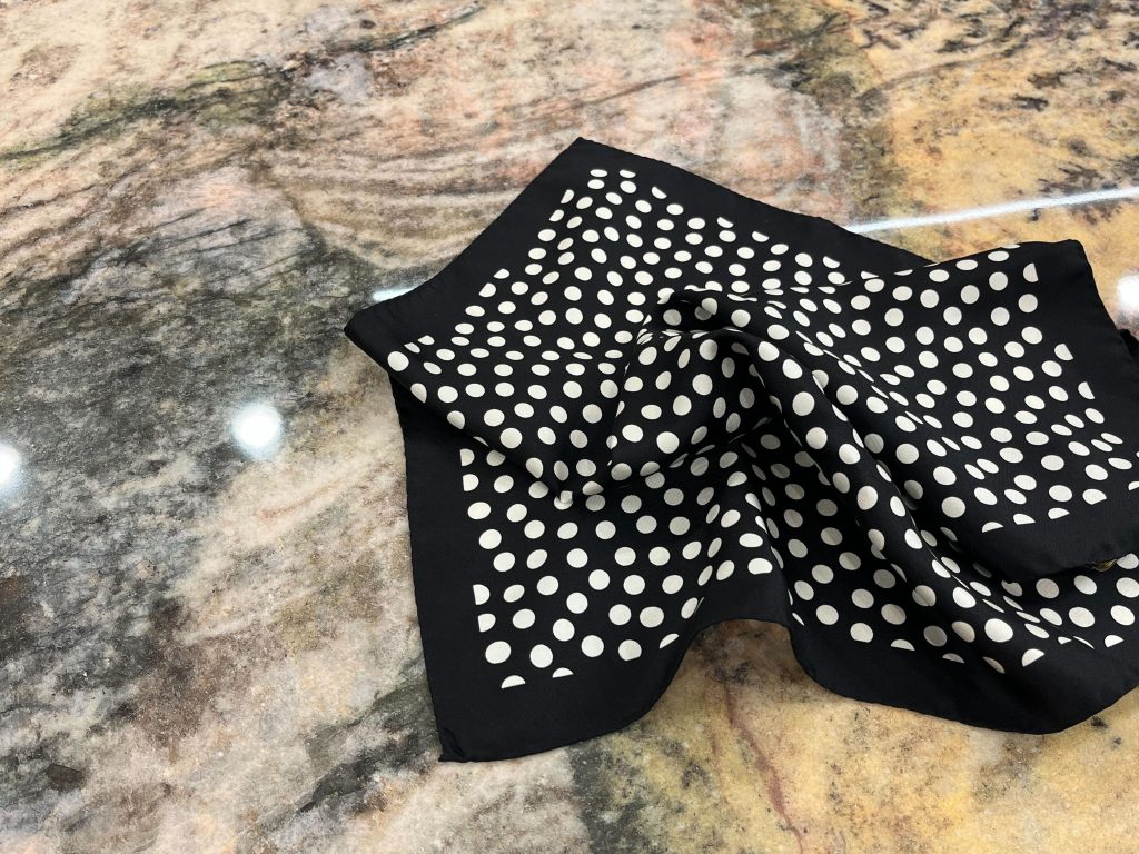 ブラック ドット柄 シルクスカーフ メンズ ポケットチーフ ネッカチーフ 上品アクセント