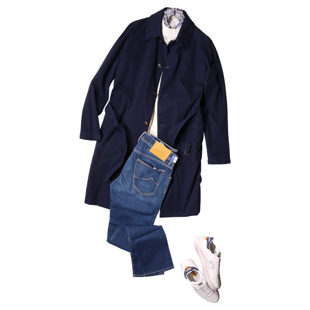LARDINIネイビーコートにFILIPPO DE LAURENTIISコットンニット、JACOB COHENデニムとAtlantic STARSスニーカーを合わせた大人カジュアルコーデ