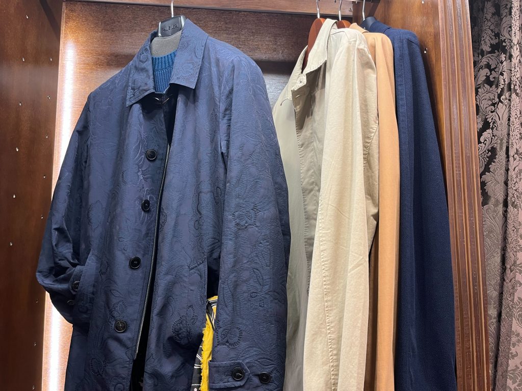 ネイビー コート クローゼット 陳列 メンズ テーラード イタリア セレクトショップ