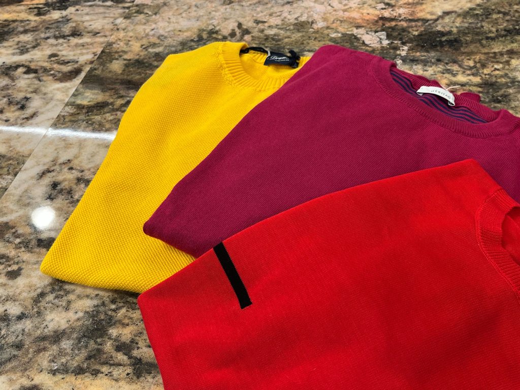 イエロー パープル レッド クルーネックニット メンズ 春夏 カラーニット コーディネート提案