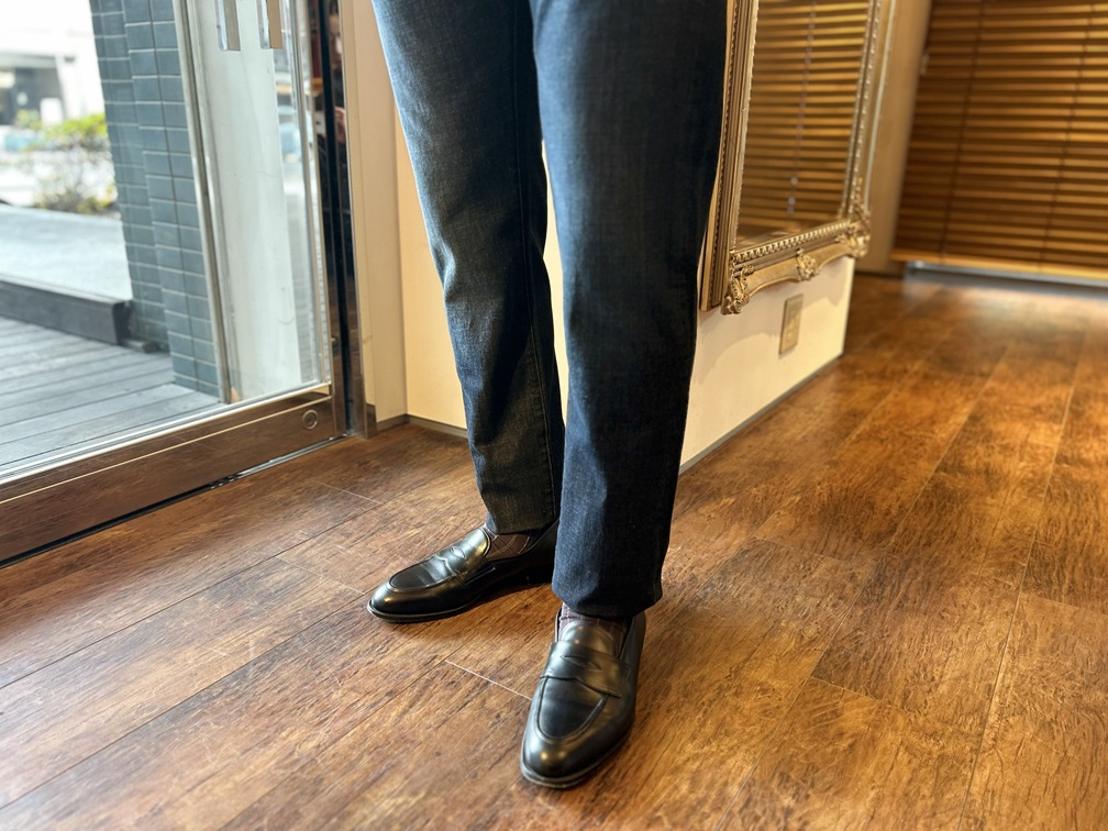 40代男性のデニム着こなし提案|くるぶし丈で止めた縦ラインが美しいすっきりシルエット