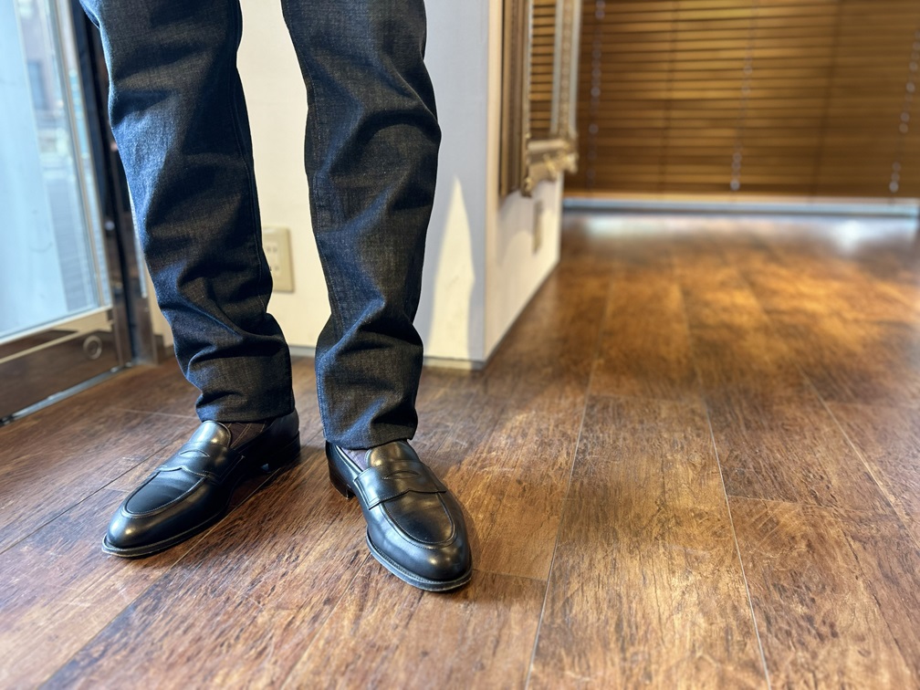 40代男性のデニム着こなし比較|裾が長くくしゅくしゅと溜まった野暮ったいシルエット例