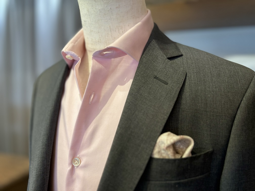 ダスティピンクのシャツをグレースーツに合わせたVゾーン