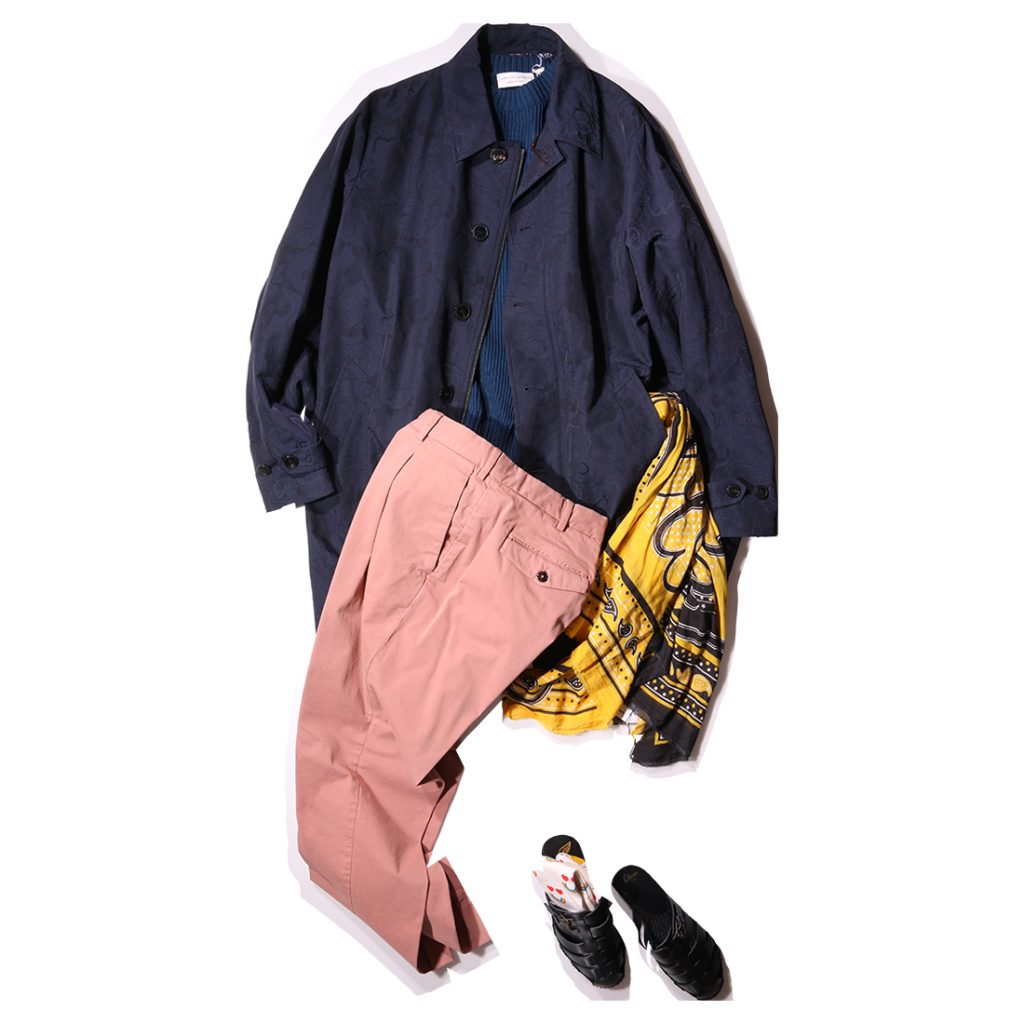 ETROネイビーコートとFILIPPO DE LAURENTIISニット、PT TORINOパンツ、Castanerグルカサンダルを合わせた春の大人コーディネート