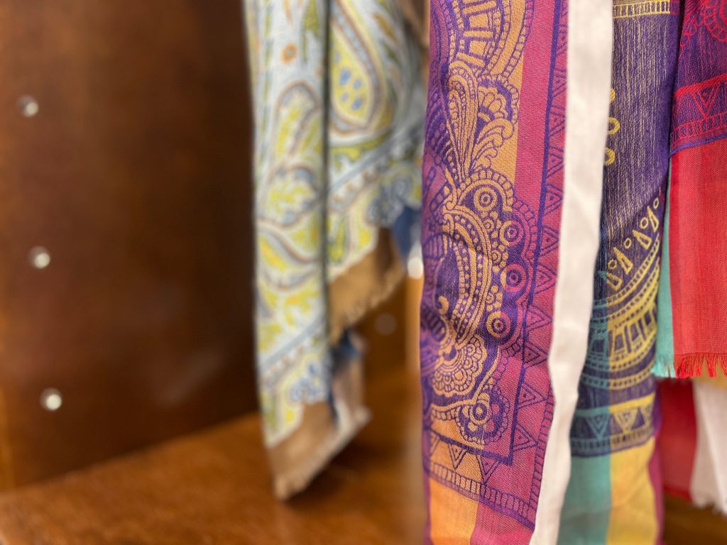 ETRO ペイズリー柄ストール メンズ カラフル スカーフ 春夏アクセサリー