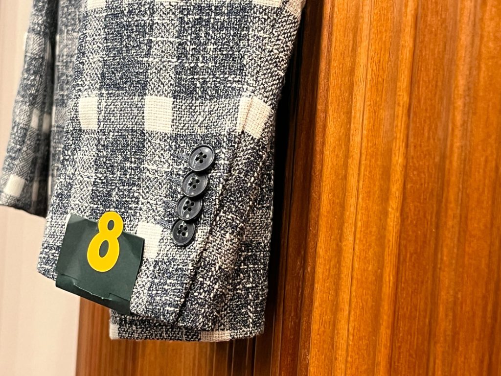 LUBIAMジャケットの袖4つボタン仕様と織り柄の質感