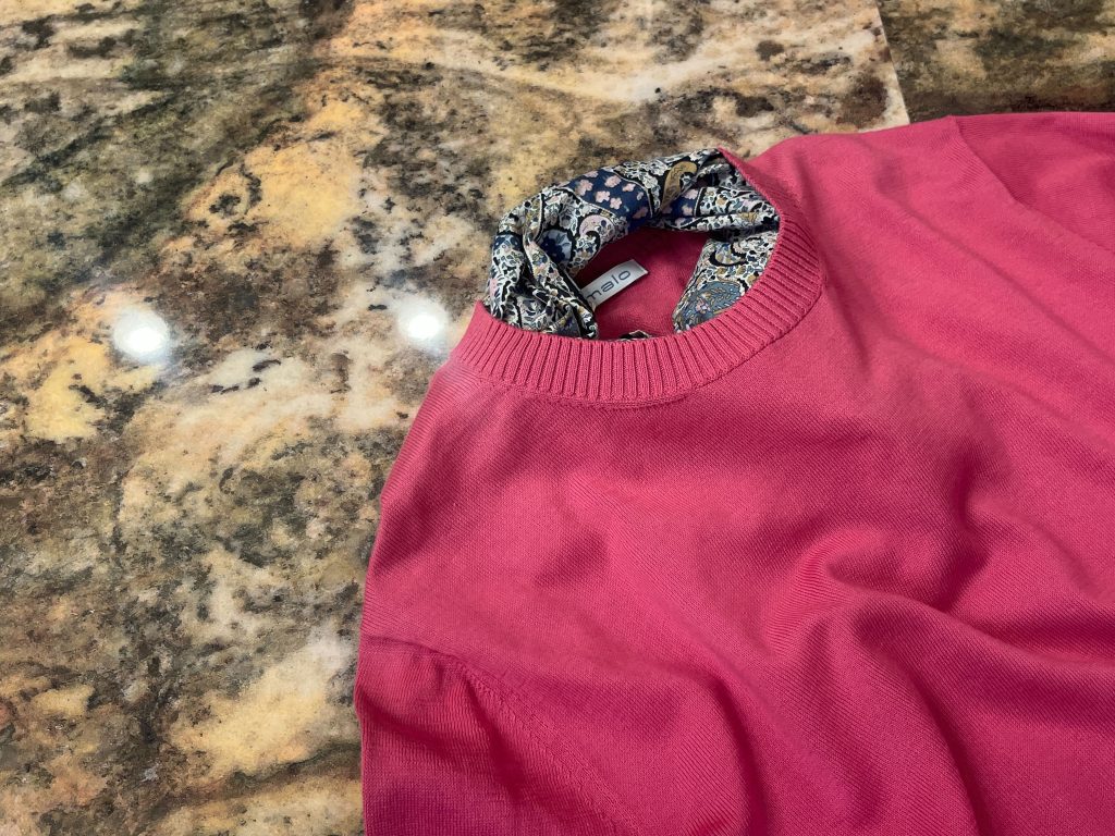 malo ピンク クルーネックニット スカーフコーデ メンズ ニットスタイル