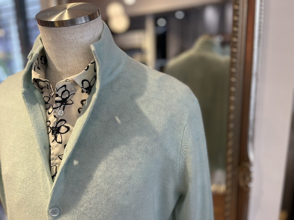 maloのOPTIMUMカーディガンをシャツと合わせたスタイリング