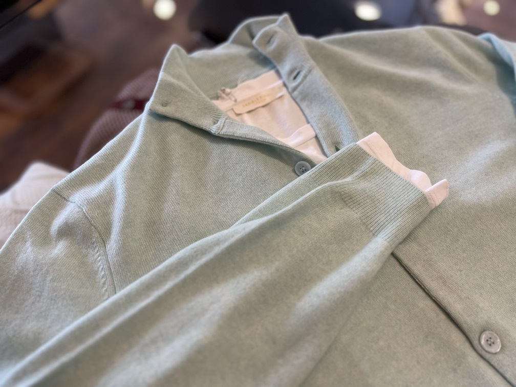 maloのミントグリーンカーディガンを平置きで撮影