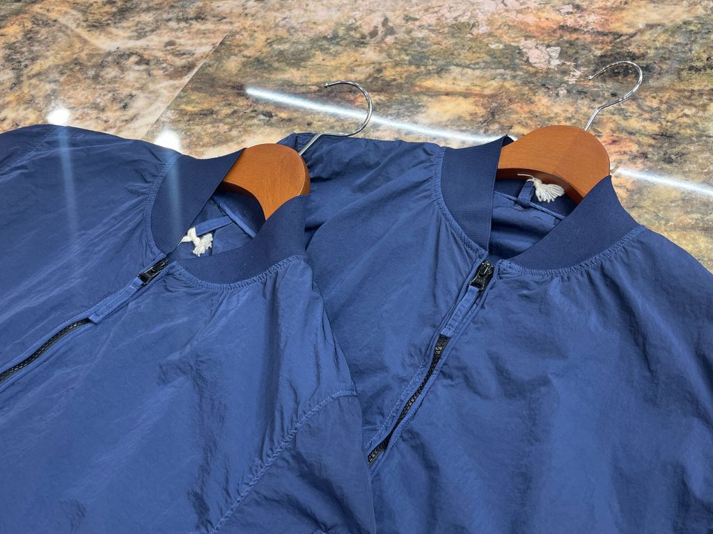 ネイビー ライトブルゾン ジップディテール リブ襟仕様 軽量ナイロン素材 春アウター Utsubo Stock