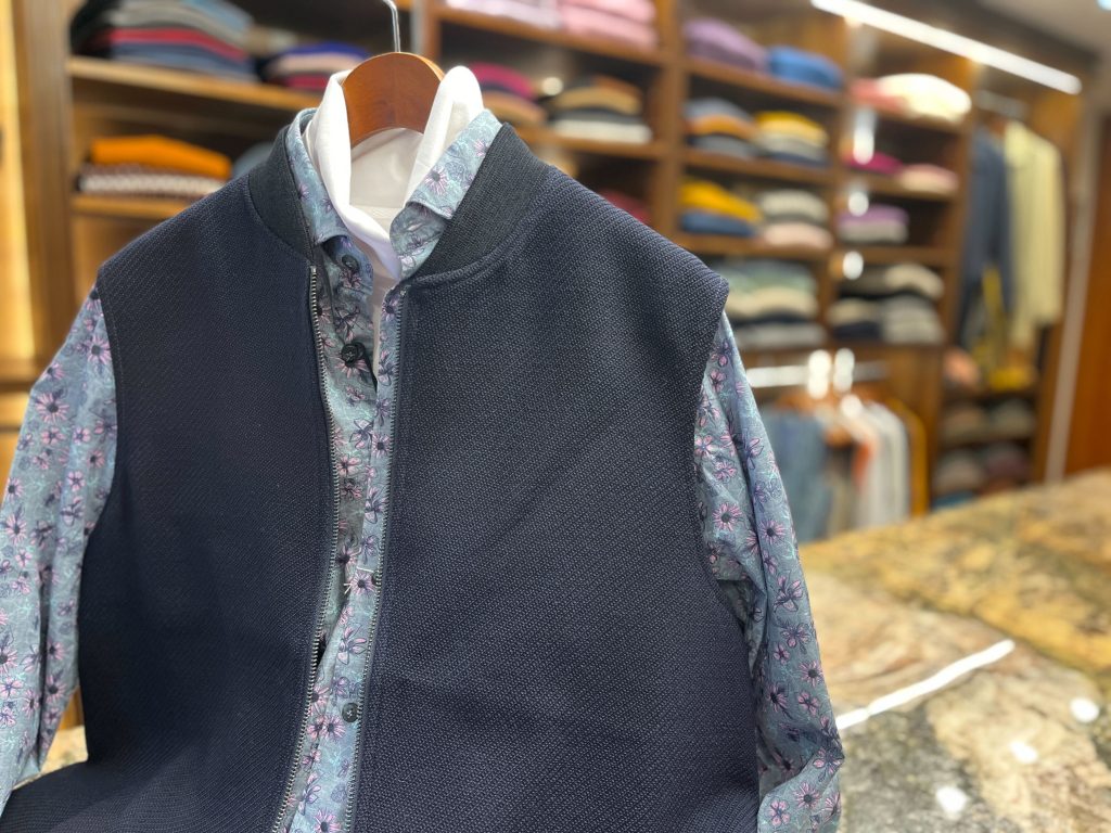 ネイビージップベストと花柄シャツを合わせた春のメンズレイヤードコーディネート