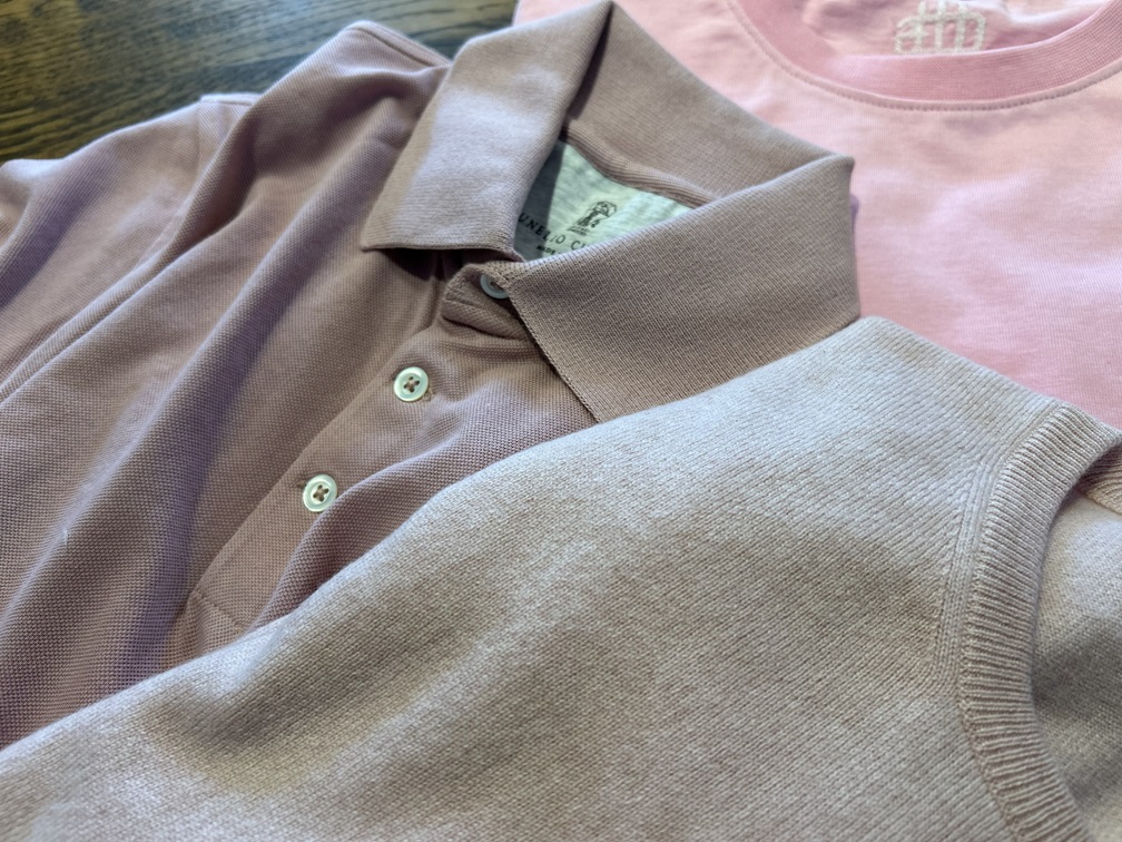 淡いピンクのニットを使ったミニマルな40代向けコーディネート